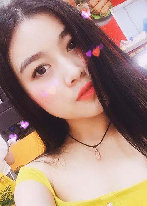 Khi mới lộ diện, bà xã của Lâm Chấn Huy đã gây chú ý nhờ nhan sắc xinh đẹp không kém một hot girl.