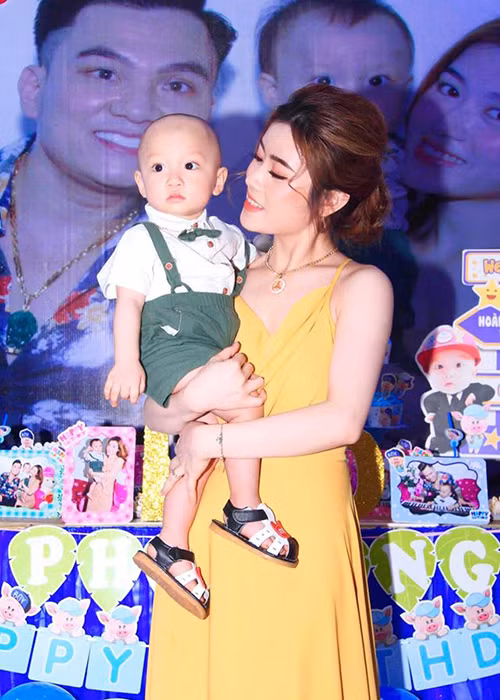 Thu Hương sinh con trai đầu lòng hồi tháng 3/2019. Hiện tại, cô đã lấy lại được vóc dáng gợi cảm.