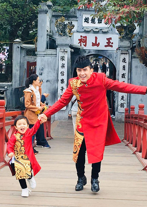 Mặc dù còn nhỏ và thường xuyên không ở cạnh bố nhưng Thiên Từ vẫn dành tình cảm đặc biệt cho Đan Trường.