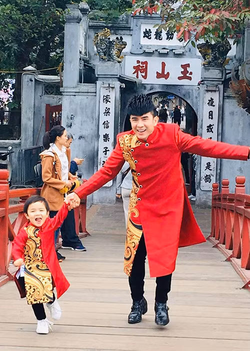 Mặc dù còn nhỏ và thường xuyên không ở cạnh bố nhưng Thiên Từ vẫn dành tình cảm đặc biệt cho Đan Trường.