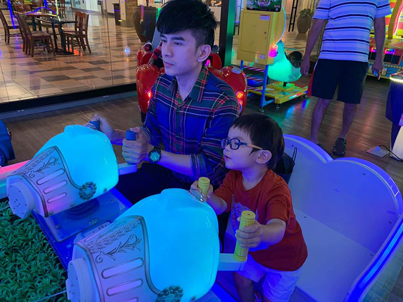 Đan Trường đi về giữa Việt Nam và Mỹ. Khi có thời gian rảnh, anh đều đưa vợ đi du lịch và phụ vợ chăm con.