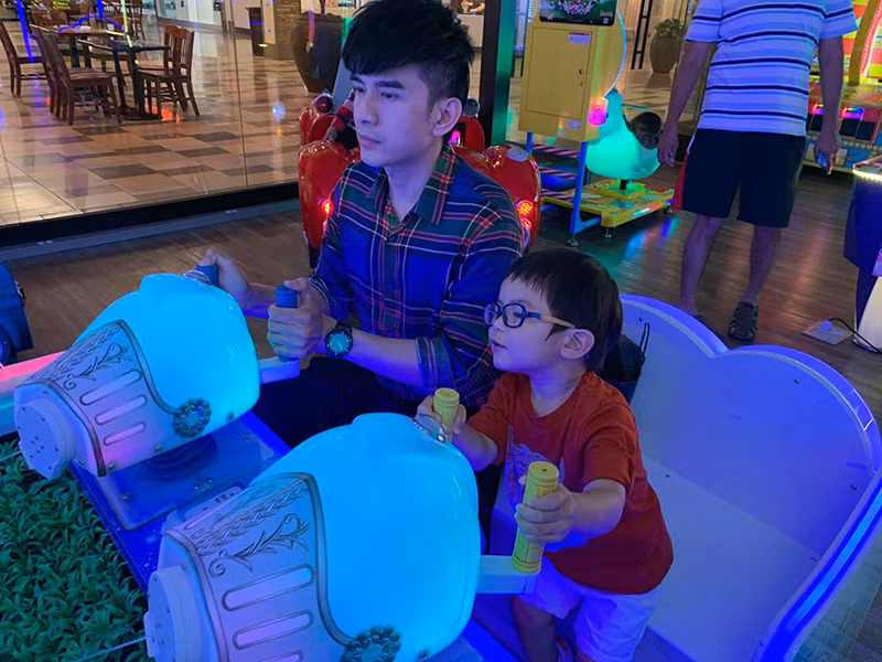 Đan Trường đi về giữa Việt Nam và Mỹ. Khi có thời gian rảnh, anh đều đưa vợ đi du lịch và phụ vợ chăm con.