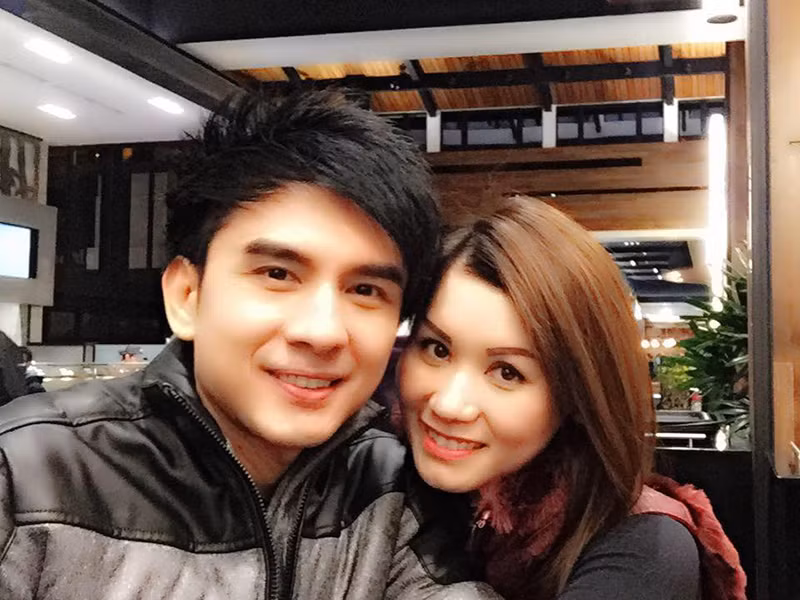 Đan Trường từng vướng tin đồn lấy vợ vì tiền bởi Thủy Tiên là một doanh nhân thành công ở Mỹ.