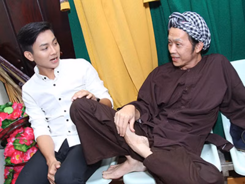 Khi nổi tiếng, Hoài Lâm không đi theo con đường dòng nhạc quê hương cũng như vướng scandal yêu sớm, bỏ bê sự nghiệp. Hoài Linh đã nhiều lần khuyên bảo Hoài Lâm nhưng bất thành. Ảnh: Tiền Phong