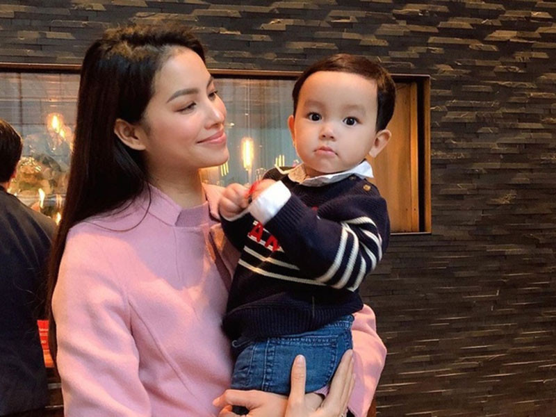 Trong những năm trở lại đây, Phạm Hương liên tục vướng ồn ào đời tư. Thậm chí, khi đã sang Mỹ, nàng hoa hậu gốc Hải Phòng vẫn tiếp tục dính lùm xùm như bí mật sinh con đầu lòng, sai từ vựng tiếng Anh căn bản. Sau loạt ồn ào, Phạm Hương tỏ ra kín tiếng hơn.