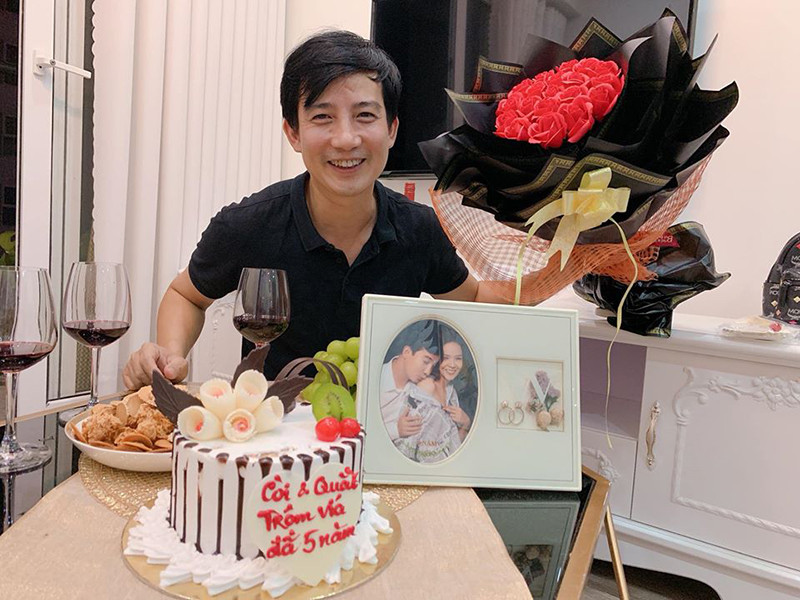 Tuy nhiên, kỷ niệm 5 năm ngày cưới, Hồng Quang khiến Diễm Hương bất ngờ vì chuẩn bị một bàn ăn lãng mạn với bóng bay, bánh kem và rượu vang.