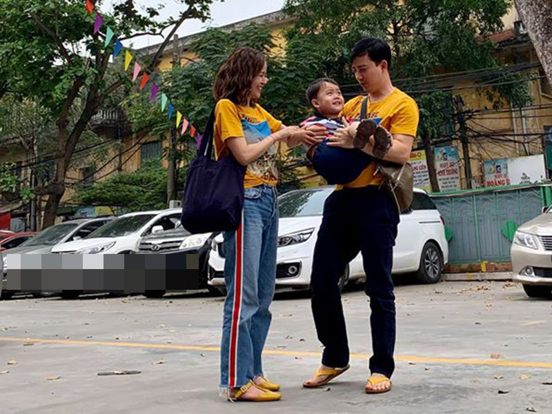 Nhóc tì nhà Diễm Hương đáng yêu, lanh lợi, là niềm vui chung của cả gia đình.