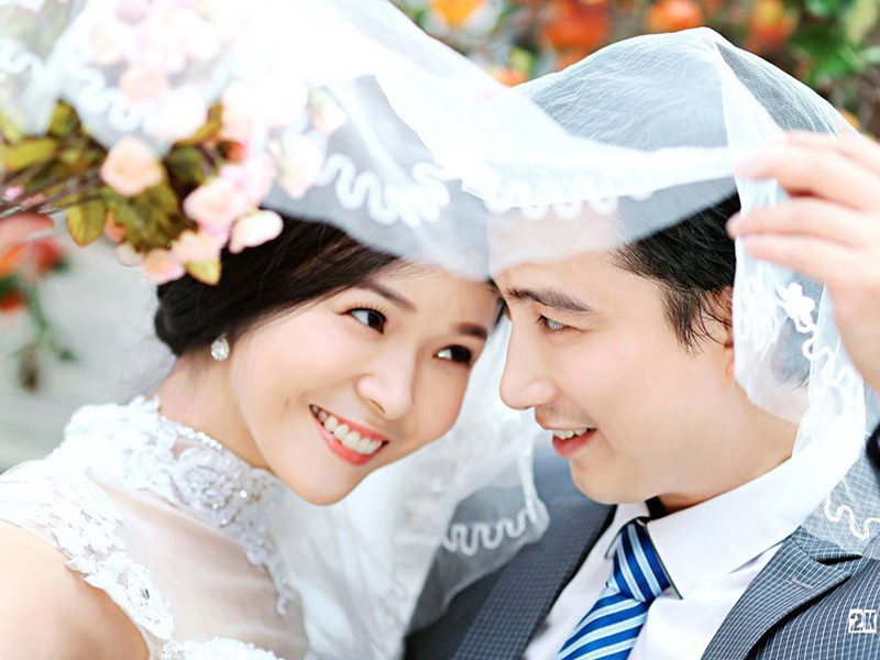 Diễm Hương kể cứ gặp Hồng Quang ở nhà hát, cô đều chào to: “Chào anh đẹp trai”. Vì quá hâm mộ Hồng Quang, Diễm Hương thậm chí không muốn trả lại chiếc áo để chống nắng mà cô mượn của anh trong lần đi diễn tỉnh.