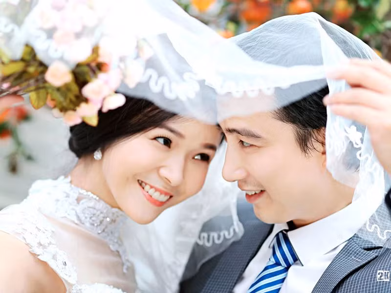 Diễm Hương kể cứ gặp Hồng Quang ở nhà hát, cô đều chào to: “Chào anh đẹp trai”. Vì quá hâm mộ Hồng Quang, Diễm Hương thậm chí không muốn trả lại chiếc áo để chống nắng mà cô mượn của anh trong lần đi diễn tỉnh.