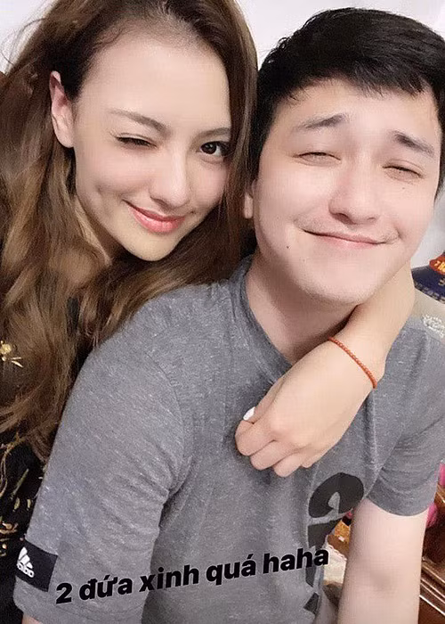 Chuyện tình cảm của Hồng Quế cũng tốn giấy mực với những nghi vấn hẹn hò, tan hợp. Hiện tại, cô đang có mối quan hệ tình cảm với Huỳnh Anh. Mời quý độc giả xem video "Hồng Quế - Huỳnh Anh hẹn hò". Nguồn Youtube/VTC