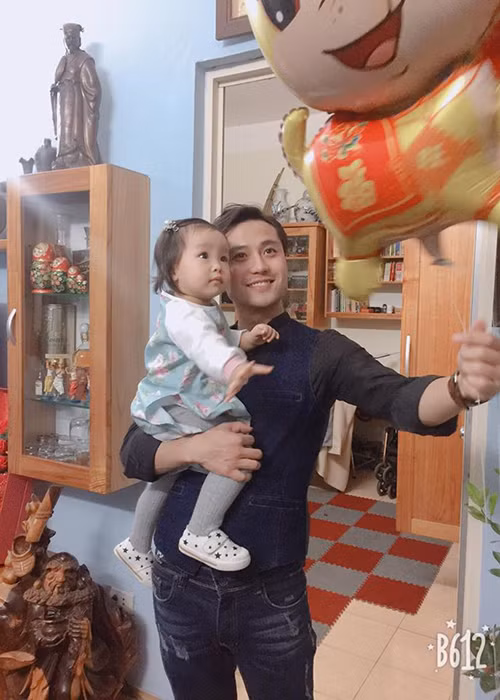 Mỗi khi rảnh rỗi, Thanh Sơn luôn dành hết thời gian cho vợ con.