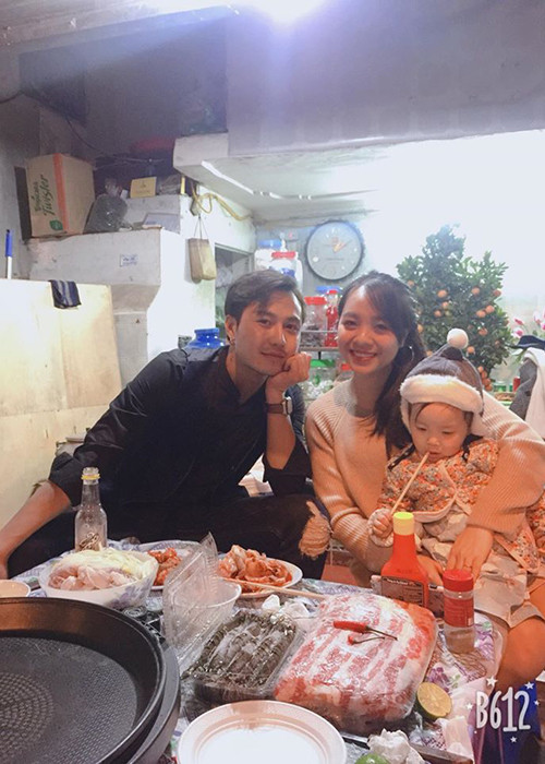 Thanh Sơn cho biết, vợ rất say mê các vai diễn của anh trên sân khấu nhưng lại không thích xem phim anh đóng vì vậy, nam diễn viên không "báo cáo" cho vợ trước những cảnh tình tứ trên màn ảnh.