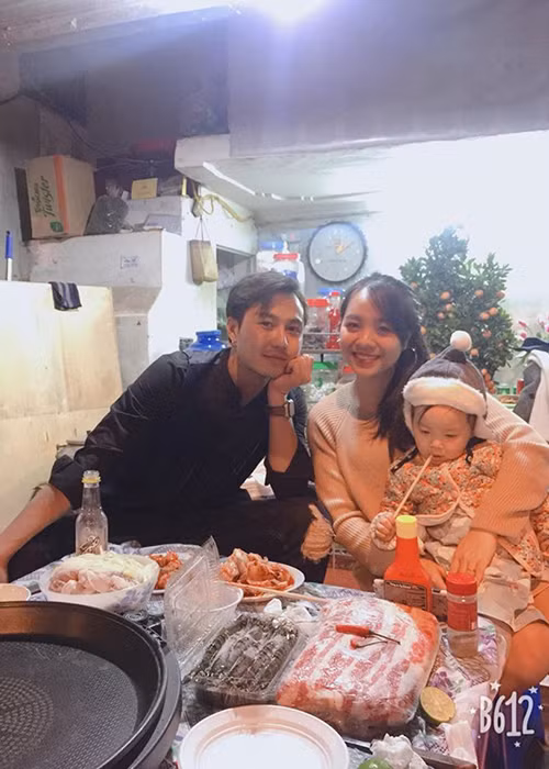 Thanh Sơn cho biết, vợ rất say mê các vai diễn của anh trên sân khấu nhưng lại không thích xem phim anh đóng vì vậy, nam diễn viên không "báo cáo" cho vợ trước những cảnh tình tứ trên màn ảnh.