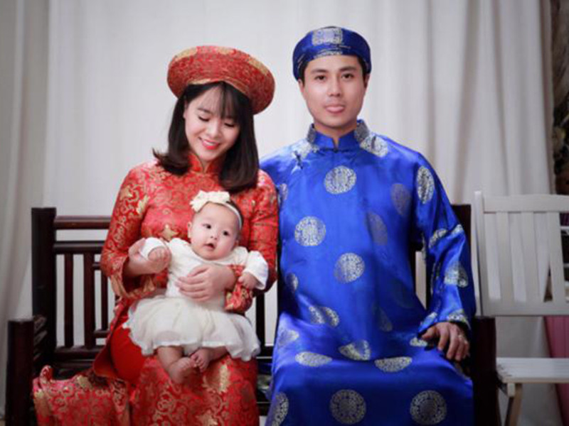 Thanh Sơn chia sẻ lý do không nhắc đến vợ trên truyền thông: "Khi người ta có thứ gì quý thì thường thích giấu giếm, không phô ra đâu vì lỡ mất thì chết (cười). Chỉ đơn giản đây là cô gái tôi đã chọn. Ít nhất là trong mắt Sơn thì đó là một cô gái tốt. Chuyện tình yêu khó nói và Sơn cũng không muốn chia sẻ nhiều về điều này. Bản thân vợ tôi cũng rất ngại khi được nhắc tới".