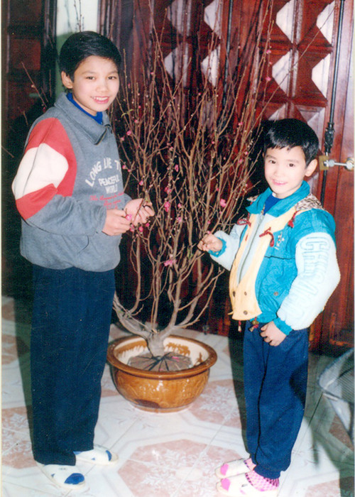 Khắc Việt (trái) thừa nhận anh là người bộc trực, nóng tính. Nam ca sĩ kể ngày bé anh thường hay đánh lộn với bạn bè và từng nghĩ nếu không đi hát thì sẽ là một tay giang hồ xã hội đen. Ảnh: Khám phá