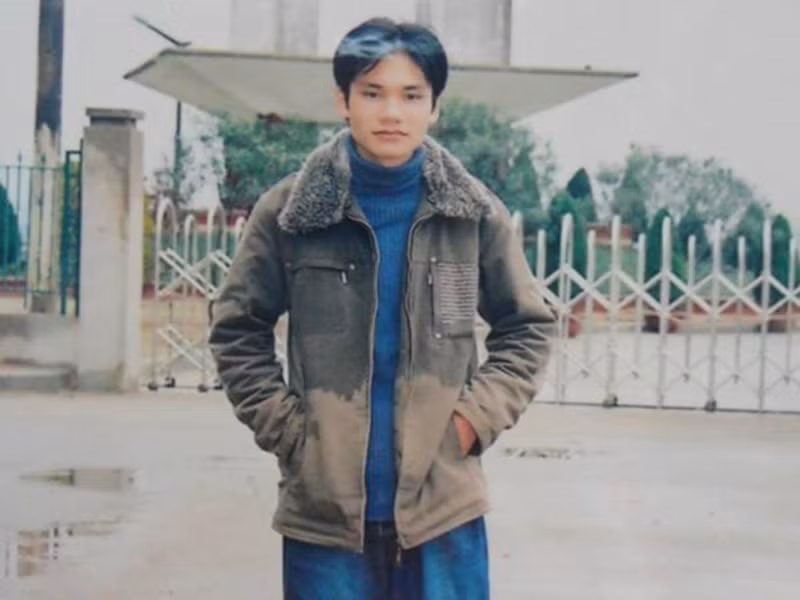 Khi học cấp 2, Khắc Việt cùng em trai Khắc Hưng được bố mẹ cho vào cung thiếu nhi sinh hoạt. Mãi đến khi học cấp 3, Khắc Việt mới tham gia vào phong trào văn nghệ của trường. Ảnh: Zing