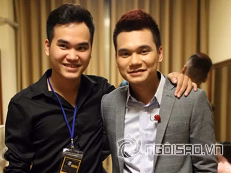 Năm 2005, Khắc Việt cùng em trai là Khắc Hưng thi đỗ vào Nhạc viện Hà Nội (Học viện Âm nhạc Quốc gia). Trong khi Khắc Việt chọn khoa Thanh nhạc, Khắc Hưng vào khoa Keyboard. Ảnh: Ngôi sao