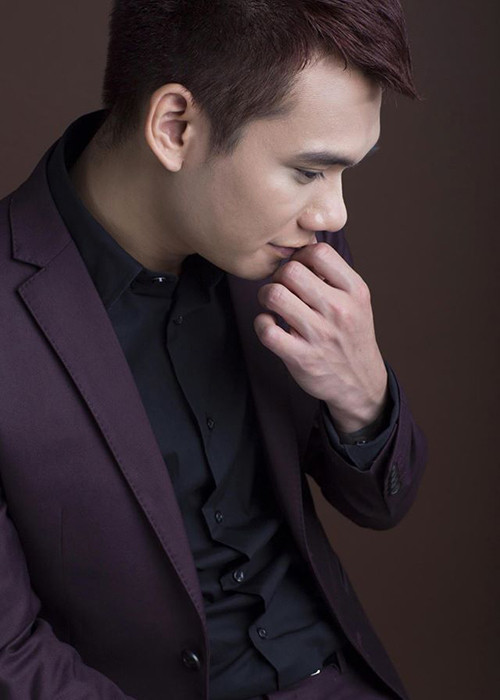 “Tôi phải nói lời tạm biệt bởi muốn thoát khỏi vũng lầy. Bạn cứ tưởng tượng sân khấu hội chợ diễn ra hàng ngày, hôm nào cũng có vài show. Ở ngoài Bắc có khoảng 5 bầu show thì cứ đi diễn với hết người này lại đến người khác. Thành ra, bạn không có thời gian để làm âm nhạc, ra sản phẩm hay liên hệ với những người có thể đưa mình lên một tầm cao mới. Bạn bị cuốn vào vòng xoáy”, Khắc Việt chia sẻ.