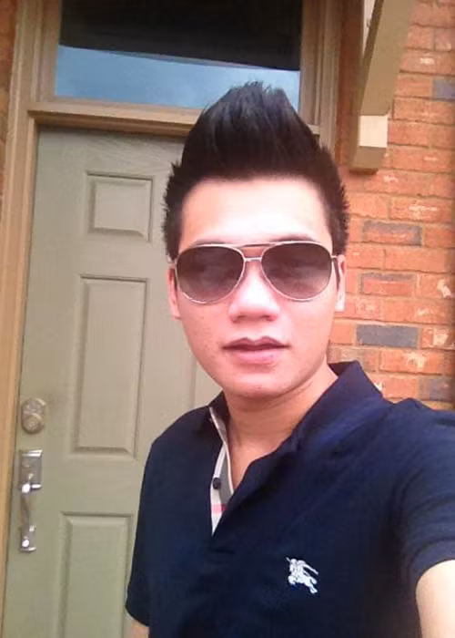 Trong quãng thời gian là sinh viên, Khắc Việt đã theo chân các đoàn nghệ thuật đi diễn tỉnh để học hỏi kinh nghiệm.