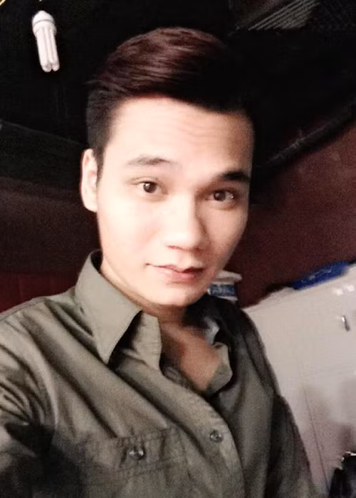 Vì gia đình không mấy dư dả nên ngoài đi hát lót, Khắc Việt từng phải đi bán xăng để trang trải cuộc sống và nuôi em trai ăn học.