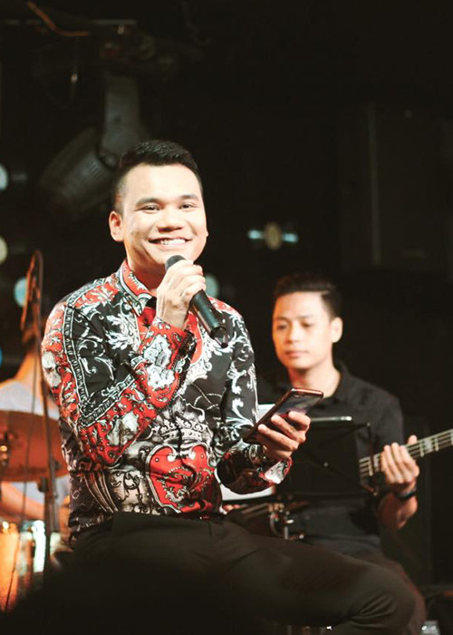Trong những năm trở lại đây, ca sĩ Khắc Việt từ chối những lời mời diễn tỉnh. Theo Zing, nam ca sĩ muốn có hướng đi khác cho mình.