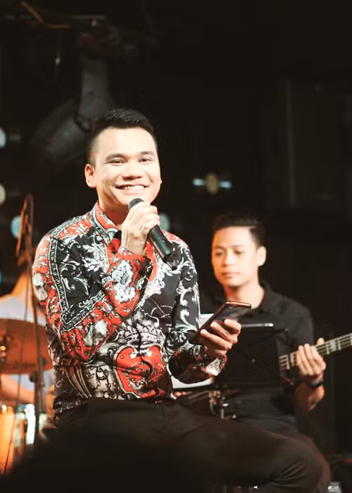 Trong những năm trở lại đây, ca sĩ Khắc Việt từ chối những lời mời diễn tỉnh. Theo Zing, nam ca sĩ muốn có hướng đi khác cho mình.