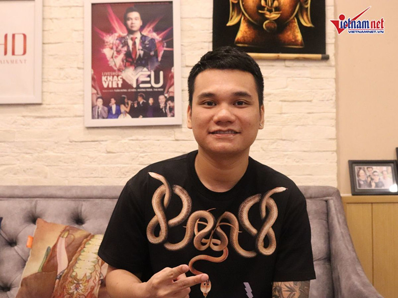 Gần đây, các sản phẩm âm nhạc của Khắc Việt không còn giữ được sức hút như xưa. Chia sẻ trên Vietnamnet, giọng ca sinh năm 1987 cho biết anh không cố níu lấy vương miện, không cố giữ ánh hào quang ngày xưa mà xem nó như một kỷ niệm đẹp, chấp nhận lùi bước về sau để đàn em đi lên. Ảnh: Vietnamnet