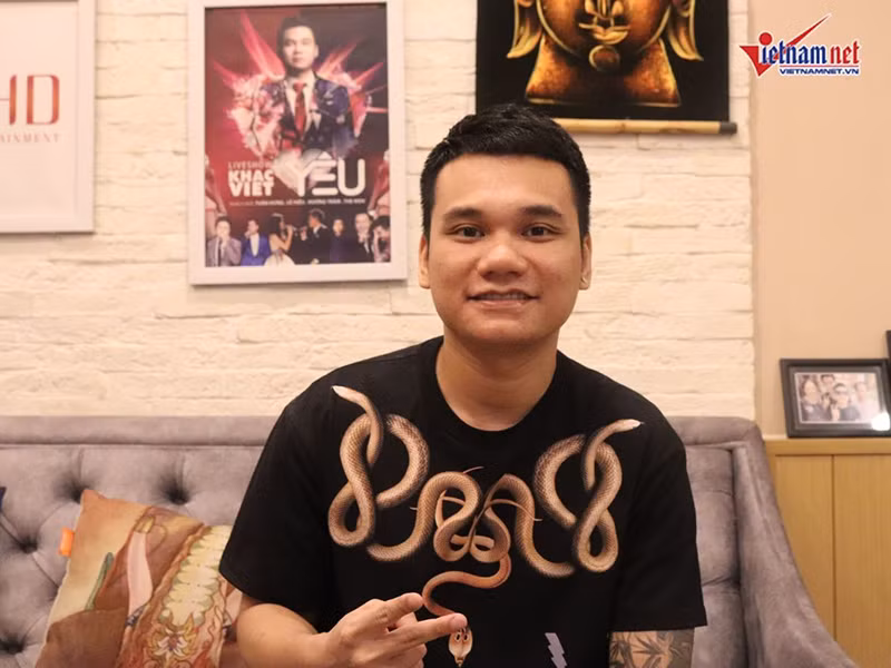 Gần đây, các sản phẩm âm nhạc của Khắc Việt không còn giữ được sức hút như xưa. Chia sẻ trên Vietnamnet, giọng ca sinh năm 1987 cho biết anh không cố níu lấy vương miện, không cố giữ ánh hào quang ngày xưa mà xem nó như một kỷ niệm đẹp, chấp nhận lùi bước về sau để đàn em đi lên. Ảnh: Vietnamnet