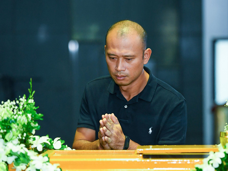 MC Long Vũ cũng đến tiễn đưa Diệu Linh. Ảnh: Zing