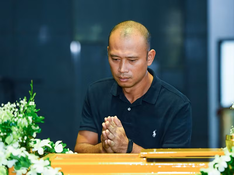 MC Long Vũ cũng đến tiễn đưa Diệu Linh. Ảnh: Zing