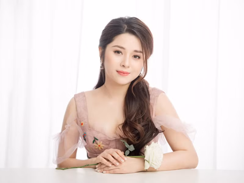 Trong 2 năm qua, Diệu Linh âm thầm chữa bệnh ung thư. Mãi đến gần đây, cô mới tiết lộ bệnh tình. Bởi vậy, không ít bạn bè, đồng nghiệp cảm thấy bàng hoàng khi biết tình trạng sức khỏe của Diệu Linh. Ảnh: VTV