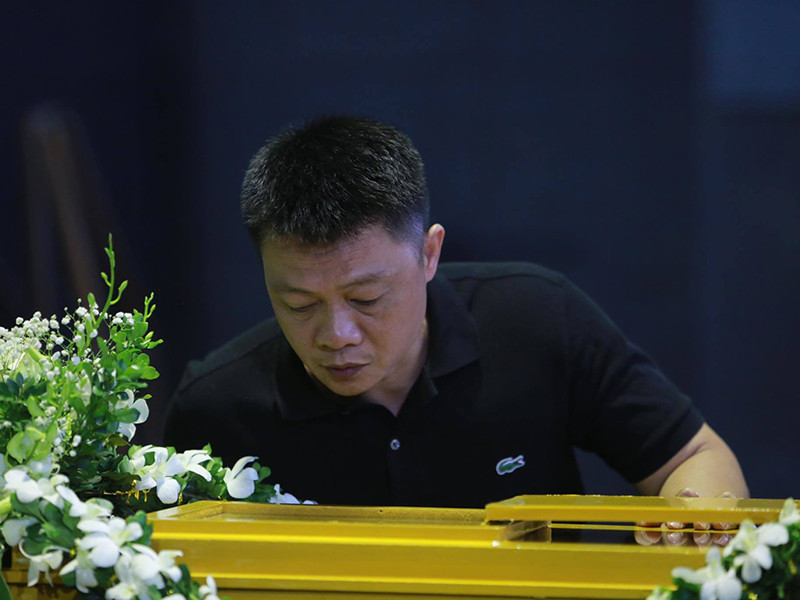 Sau khi nhìn mặt Diệu Linh lần cuối, biên tập viên Quang Minh viết trong sổ tang lời tiễn biệt: "Vậy là phải chia tay em tôi. Mình còn nhiều dự định trong năm nay và nhiều năm sau mà em. Anh thực sự bàng hoàng khi nghe các bạn báo tin em rời xa mọi người. Dẫu biết rằng sinh lão bệnh tử nhưng em đi sớm và vội vã quá. Để lại nhiều nỗi đau cho gia đình và bạn bè. Tạm biệt cô gái bé nhỏ, xinh xắn, ngoan ngoãn, đáng yêu. Mong em luôn thanh thản ở nơi xa".