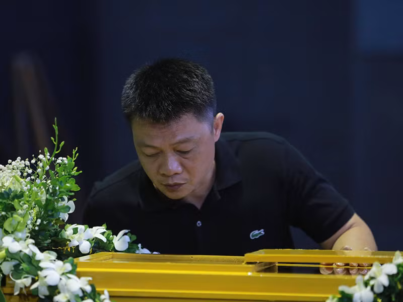 Sau khi nhìn mặt Diệu Linh lần cuối, biên tập viên Quang Minh viết trong sổ tang lời tiễn biệt: "Vậy là phải chia tay em tôi. Mình còn nhiều dự định trong năm nay và nhiều năm sau mà em. Anh thực sự bàng hoàng khi nghe các bạn báo tin em rời xa mọi người. Dẫu biết rằng sinh lão bệnh tử nhưng em đi sớm và vội vã quá. Để lại nhiều nỗi đau cho gia đình và bạn bè. Tạm biệt cô gái bé nhỏ, xinh xắn, ngoan ngoãn, đáng yêu. Mong em luôn thanh thản ở nơi xa".