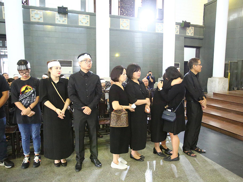 Mẹ của Diệu Linh liên tục bật khóc khi nhận được lời chia buồn. Ảnh: Vietnamnet