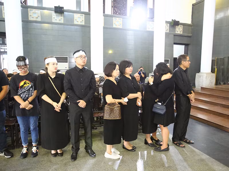 Mẹ của Diệu Linh liên tục bật khóc khi nhận được lời chia buồn. Ảnh: Vietnamnet