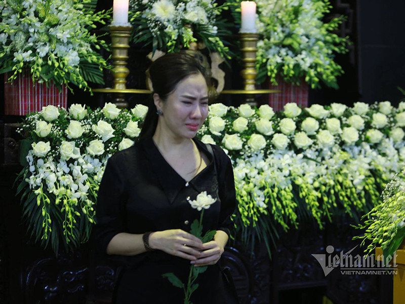 Bạn bè không cầm được nước mắt khi đến tiễn đưa Diệu Linh. Ảnh: Vietnamnet