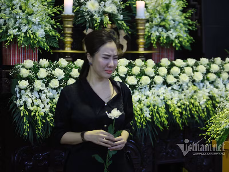 Bạn bè không cầm được nước mắt khi đến tiễn đưa Diệu Linh. Ảnh: Vietnamnet