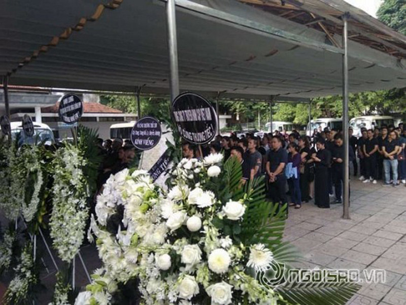 Người thân, bạn bè và đồng nghiệp không giấu được sự đau xót trong tang lễ của MC Diệu Linh. Ảnh: Ngôi sao