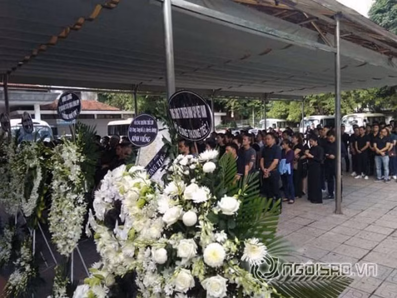 Người thân, bạn bè và đồng nghiệp không giấu được sự đau xót trong tang lễ của MC Diệu Linh. Ảnh: Ngôi sao