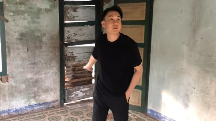 Trở lại ngôi nhà tuổi thơ, Dương Triệu Vũ không khỏi xúc động và liên tục nhắc đến Hoài Linh trong sự tự hào. Nam ca sĩ lần lượt đưa khán giả tham quan ngôi nhà cũng như kể lại nhiều khoảnh khắc đáng nhớ của anh và gia đình tại đây.