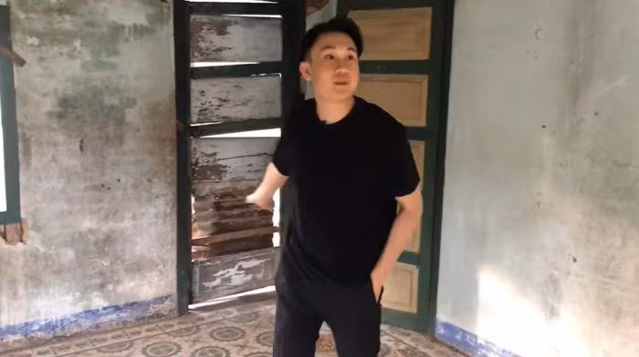 Trở lại ngôi nhà tuổi thơ, Dương Triệu Vũ không khỏi xúc động và liên tục nhắc đến Hoài Linh trong sự tự hào. Nam ca sĩ lần lượt đưa khán giả tham quan ngôi nhà cũng như kể lại nhiều khoảnh khắc đáng nhớ của anh và gia đình tại đây.