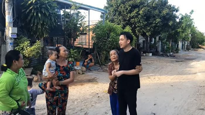 Em trai danh hài Hoài Linh cho biết thêm, kể từ khi chuyển nhà, đây là lần đầu tiên anh trở lại thăm chốn cũ. Dù nhiều năm đã trôi qua, song bà con lối xóm vẫn còn nhớ và liên tục hỏi thăm tình hình sức khỏe của nam ca sĩ và các thành viên khác trong gia đình.