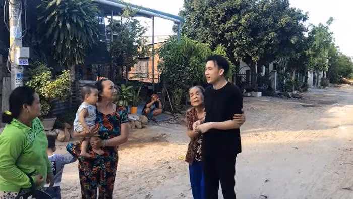 Em trai danh hài Hoài Linh cho biết thêm, kể từ khi chuyển nhà, đây là lần đầu tiên anh trở lại thăm chốn cũ. Dù nhiều năm đã trôi qua, song bà con lối xóm vẫn còn nhớ và liên tục hỏi thăm tình hình sức khỏe của nam ca sĩ và các thành viên khác trong gia đình.