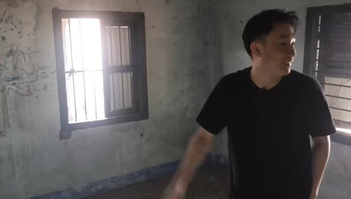 Dương Triệu Vũ cho biết từ nhỏ, anh rất thích đọc sách nên thường xuyên ra trước nhà ngồi từ sáng đến chiều. Trong clip, anh còn diễn tả lại cảnh tượng lúc nhỏ, so sánh với bức ảnh năm xưa khiến khán giả thích thú. Đặc biệt, nam ca sĩ đã không giấu được cảm xúc khi mô tả lại căn phòng của bà nội với những vật dụng quen thuộc.