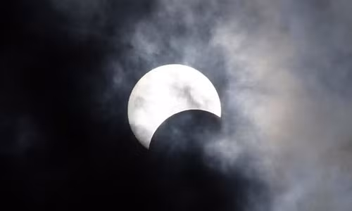 Hiện tượng thiên nhiên Nhật thực bắt đầu xuất hiện vào 14h chiều nay. Tại Hà Nội, lúc mặt trăng mới chỉ che một phần nhỏ mặt trời, chúng ta có thể quan sát bằng mắt thường khi có lớp mây bay ngang qua, làm giảm ánh sáng và bức xạ nhiệt của mặt trời.