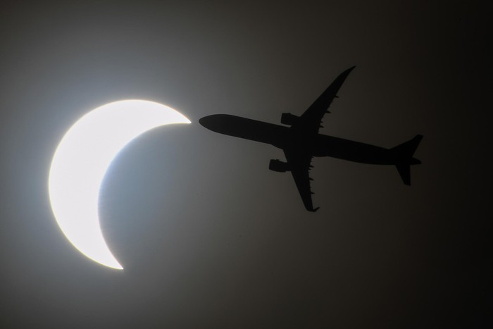 Khoảng 14h38, Nhật thực đạt khoảng 60%, khi quan sát trông giống như hình trăng lưỡi liềm.