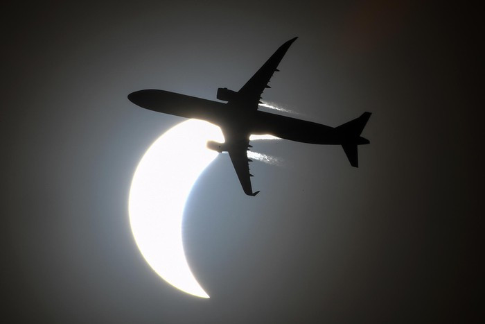 Đúng lúc này, một chiếc máy bay của một hãng hàng không Việt cất cánh từ Nội Bài đi Cần Thơ, bay phía dưới. Nếu có góc quan sát thuận lợi, nhiều người có thể thấy tàu bay như thể "cắt ngang" qua hiện tượng thiện nhiên kỳ thú.