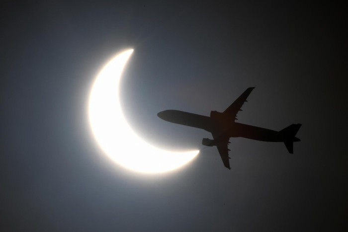 15h chiều, Nhật thực đạt cực đại ( mặt trăng che lấp khoảng 70% mặt trời). Khác với nhiều người tưởng tượng ra một hình ảnh rực rỡ, lúc này, Nhật thực vẫn như một mặt trăng lưỡi liềm có vầng sáng đỏ nhỏ bao quanh.