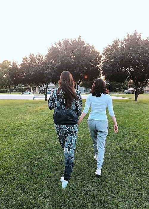 Phạm Hương không ít lần đăng tải khoảnh khắc bình yên bên mẹ.