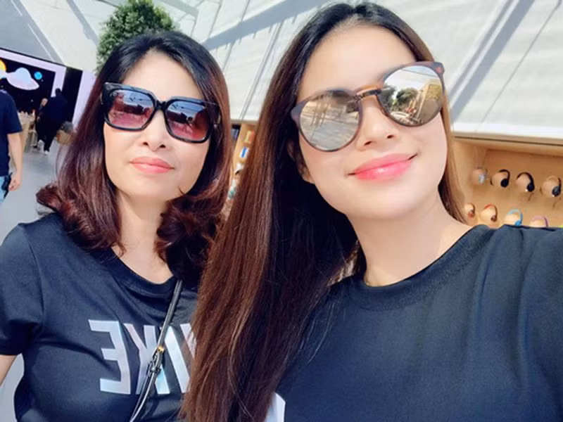 Ở Mỹ, cuộc sống của Phạm Hương bên mẹ, con trai và chồng sắp cưới đầy bình yên. Ảnh: Vietnamnet